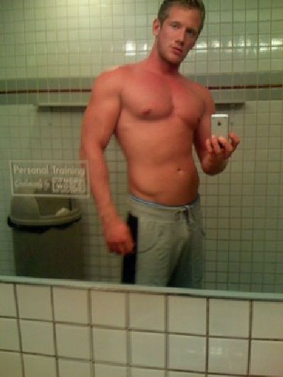 Hot Guys with iPhones (34 pics)