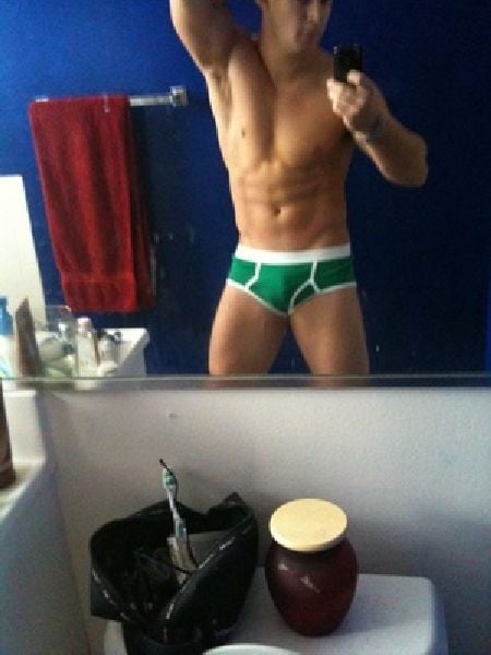 Hot Guys with iPhones (34 pics)