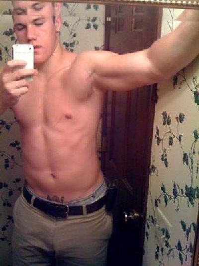 Hot Guys with iPhones (34 pics)