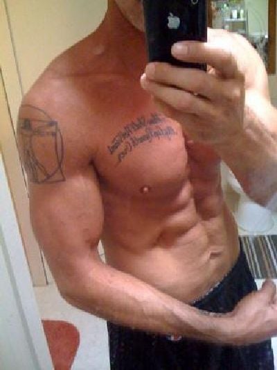 Hot Guys with iPhones (34 pics)