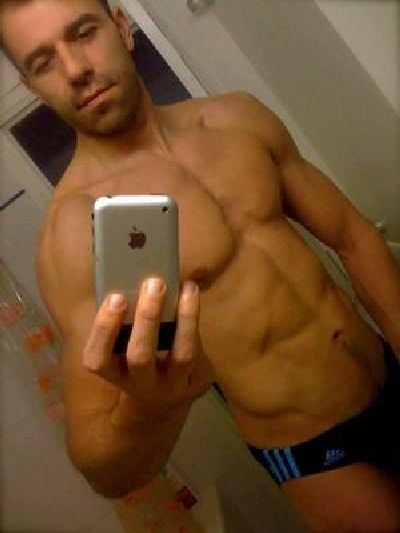 Hot Guys with iPhones (34 pics)