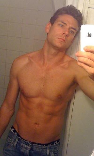 Hot Guys with iPhones (34 pics)