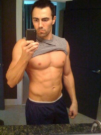 Hot Guys with iPhones (34 pics)