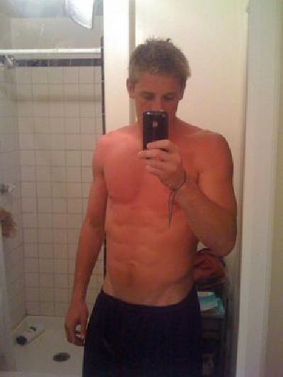 Hot Guys with iPhones (34 pics)