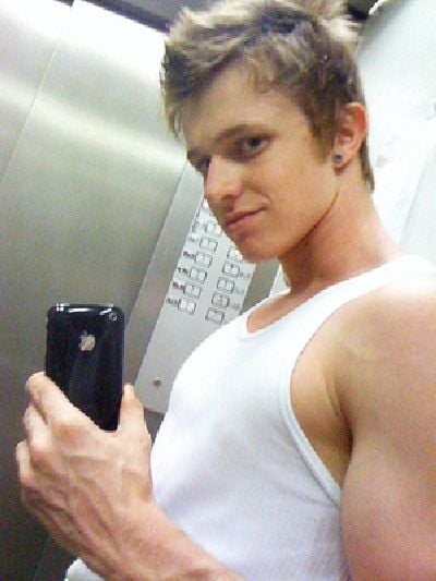 Hot Guys with iPhones (34 pics)