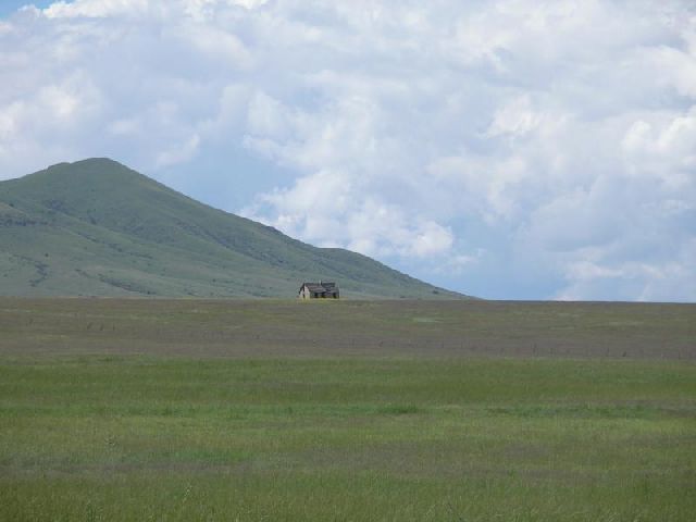 Alone in the middle of nowhere (16 pics)