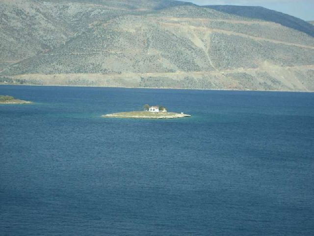 Alone in the middle of nowhere (16 pics)