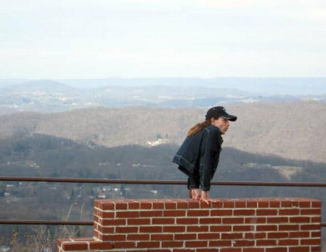 The Man with Half a Body! (33 pics)