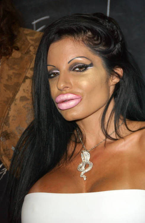 &ldquo;Monster&rdquo; Smile (16 pics)