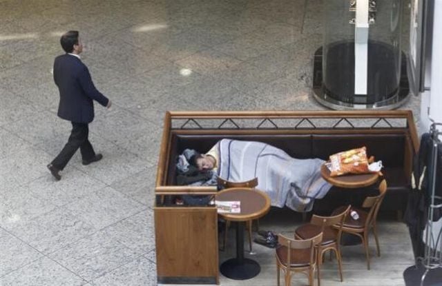 People Sleeping Everywhere (40 pics)