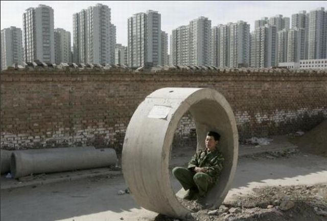 People Sleeping Everywhere (40 pics)