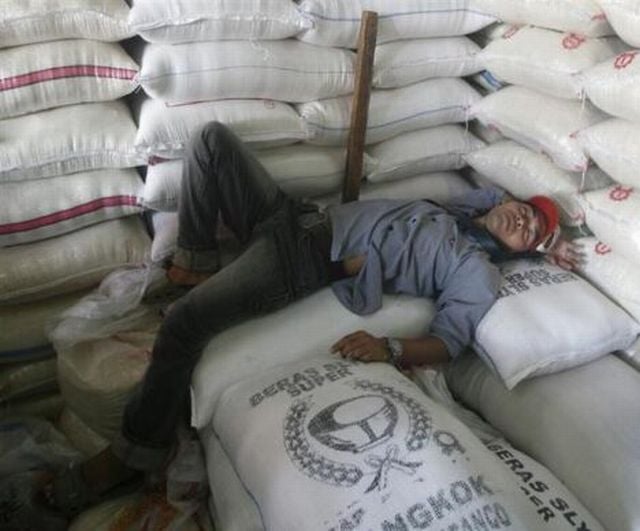 People Sleeping Everywhere (40 pics)