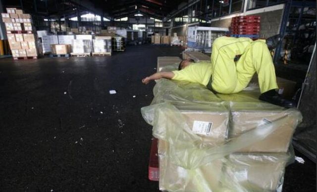 People Sleeping Everywhere (40 pics)