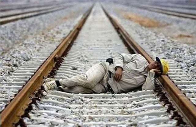 People Sleeping Everywhere (40 pics)