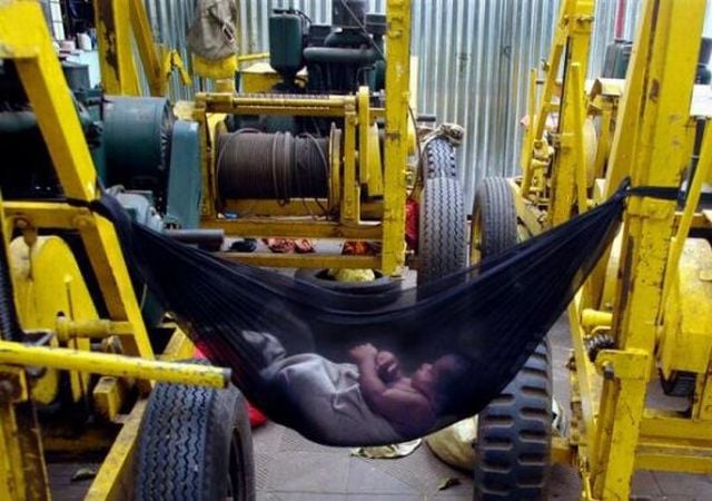 People Sleeping Everywhere (40 pics)