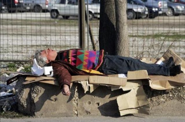 People Sleeping Everywhere (40 pics)