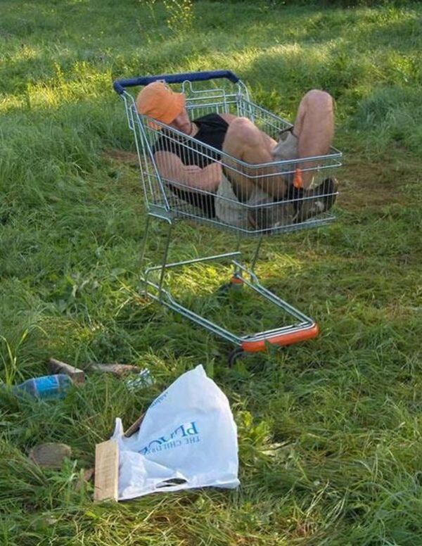 People Sleeping Everywhere (40 pics)