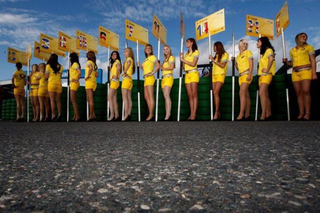 F-1 Sexy Pit Babes (57 pics)