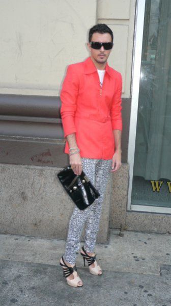 This Man Has a Good Taste in Women’s Shoes (16 pics)