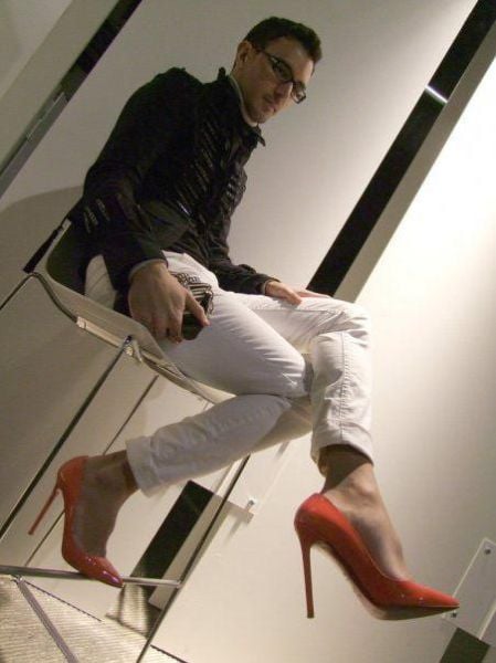 This Man Has a Good Taste in Women’s Shoes (16 pics)