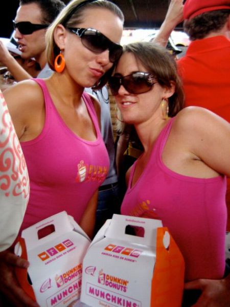 Donuts and Girls &ndash; What More to Ask! (33 pics)