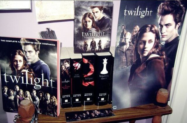 Twilight Fans with Creepy Twilight-Themed Bedrooms (28 pics)