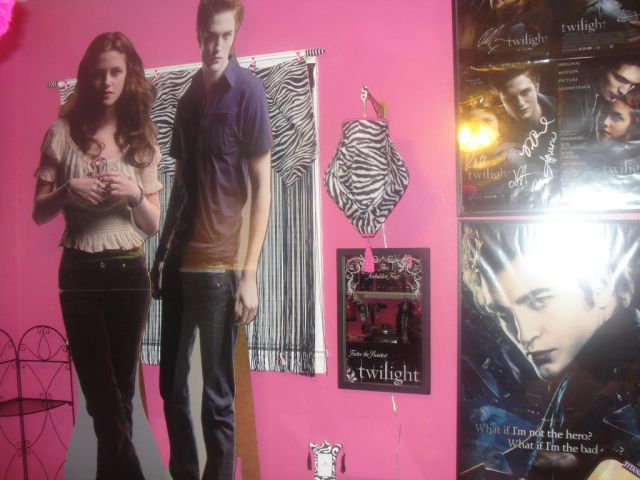 Twilight Fans with Creepy Twilight-Themed Bedrooms (28 pics)