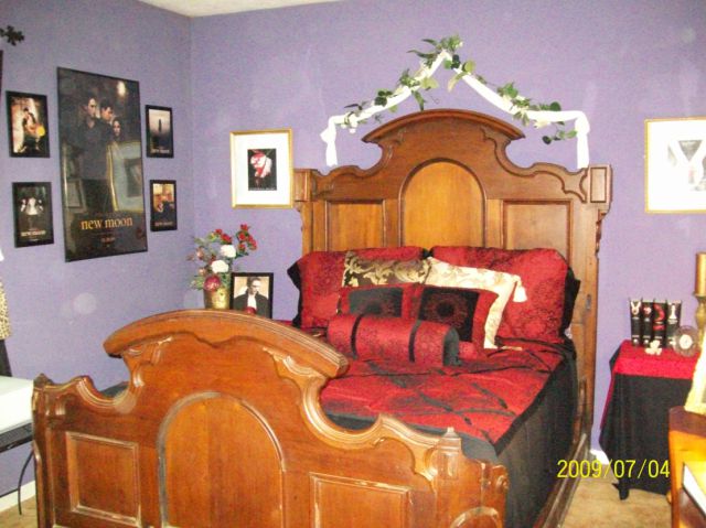 Twilight Fans with Creepy Twilight-Themed Bedrooms (28 pics)