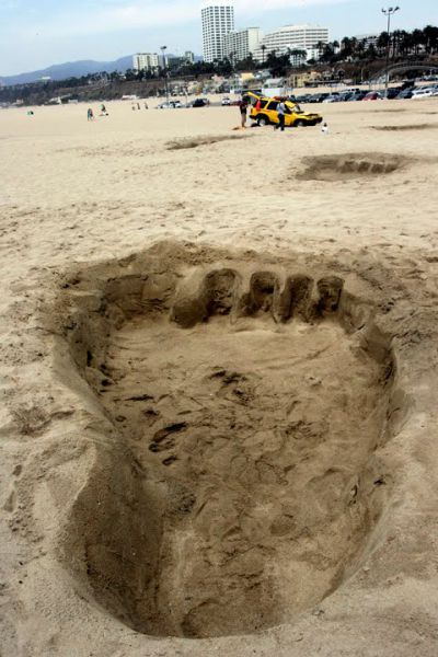 Huge Footsteps on The Beach (4 pics)