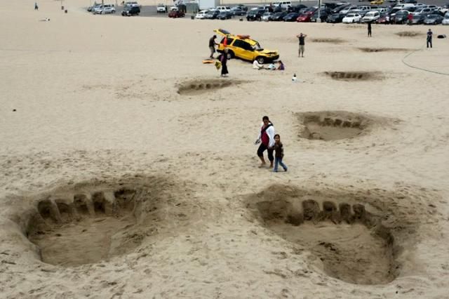 Huge Footsteps on The Beach (4 pics)