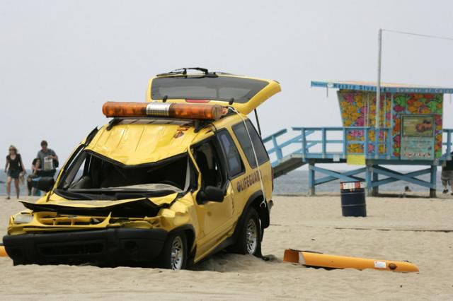 Huge Footsteps on The Beach (4 pics)