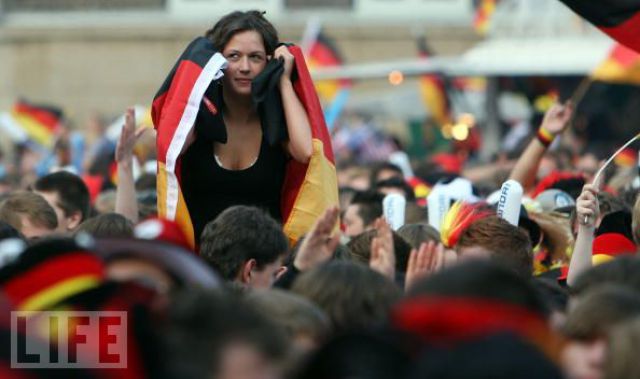 Female World Cup Fans (74 pics)