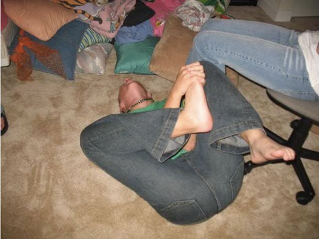 Girls with Stubbed Toes Making Faces (18 pics)