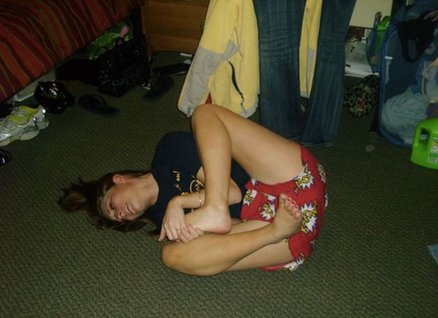 Girls with Stubbed Toes Making Faces (18 pics)