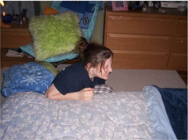 Girls with Stubbed Toes Making Faces (18 pics)