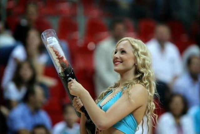 Some Fine Looking Cheerleaders (32 pics)