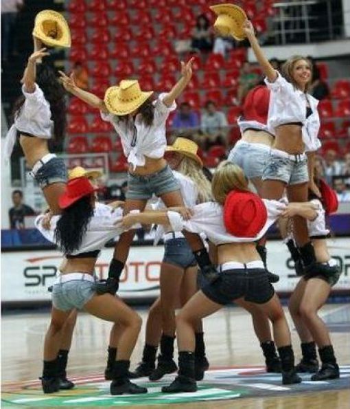 Some Fine Looking Cheerleaders (32 pics)