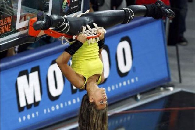 Some Fine Looking Cheerleaders (32 pics)