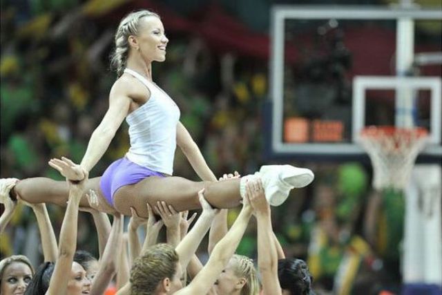 Some Fine Looking Cheerleaders (32 pics)