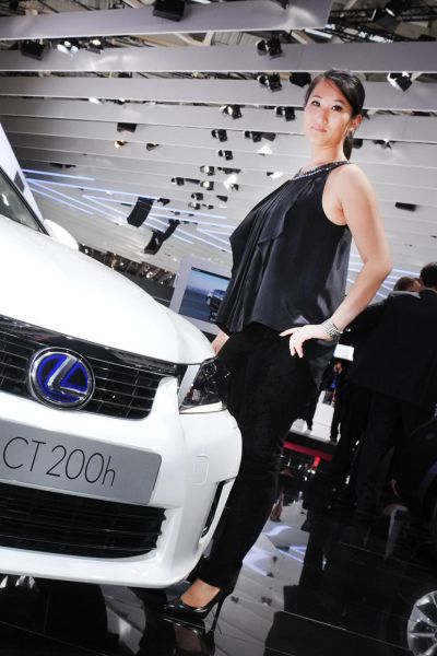 Girls from the 2010 Paris Motor Show (109 pics)