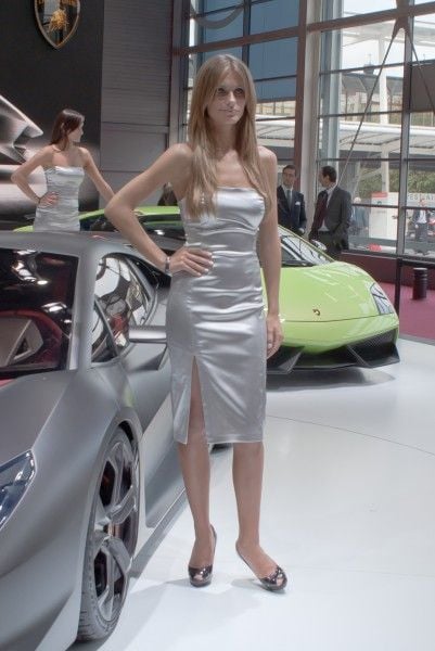 Girls from the 2010 Paris Motor Show (109 pics)