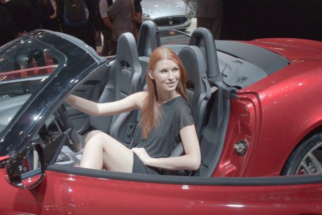 Girls from the 2010 Paris Motor Show (109 pics)