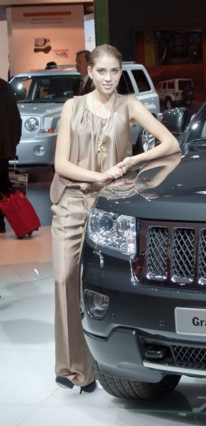 Girls from the 2010 Paris Motor Show (109 pics)