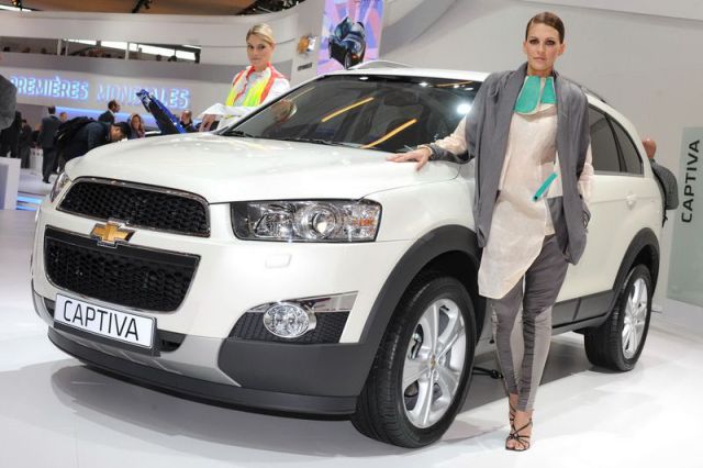 Girls from the 2010 Paris Motor Show (109 pics)