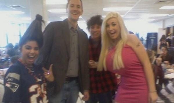 Would You Date Her? (9 pics)