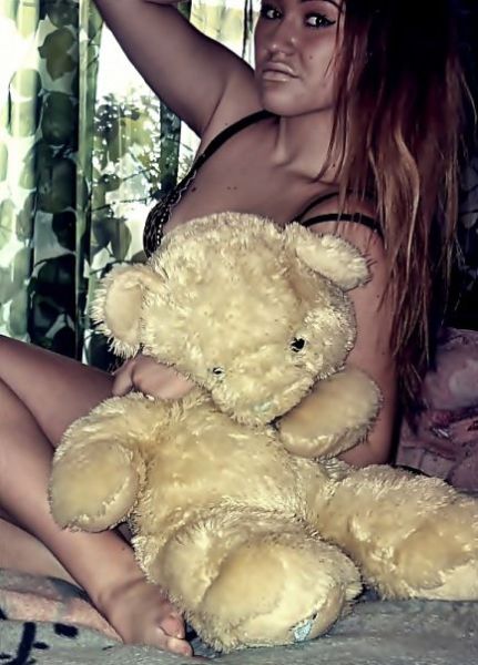 Hot Chicks Show Sexy Side In Social Network Sites