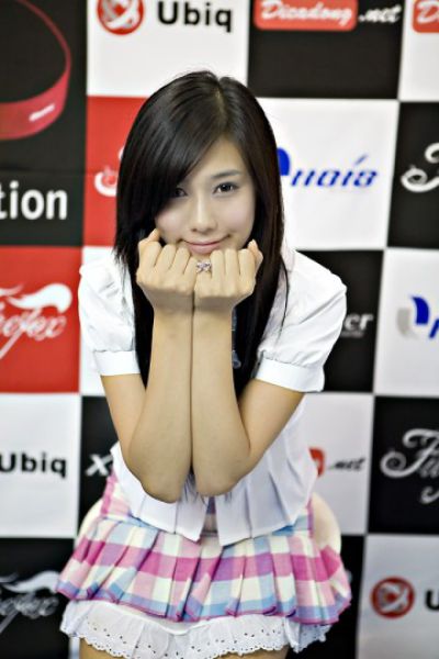 This Is How Asians Pose