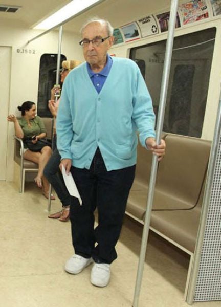 How to Hold the Handrail Without Your Hands