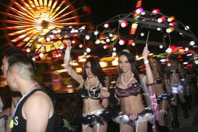 Cute Chicks from the Electric Daisy Carnival