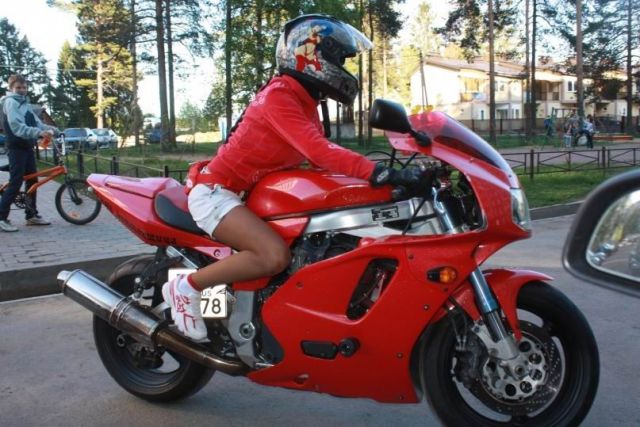 This Motorcycle Chick Is Really Steamy